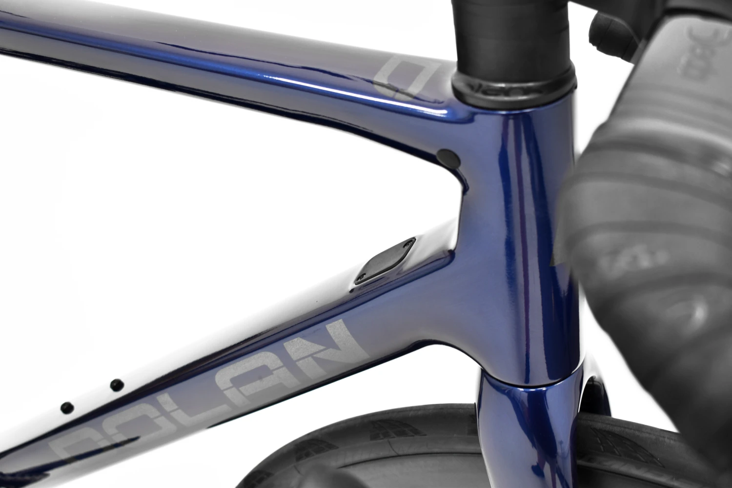 Dolan Tuono Carbon Disc Road Bike - Shimano-12s-105 R7120 3 Dolan Tuono Carbon Disc Road Bike - Shimano-12s-105 R7120 - Image 3