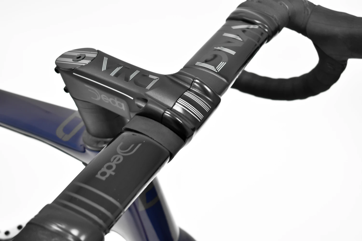 Dolan Tuono Carbon Disc Road Bike - Shimano-12s-105 R7120 4 Dolan Tuono Carbon Disc Road Bike - Shimano-12s-105 R7120 - Image 4